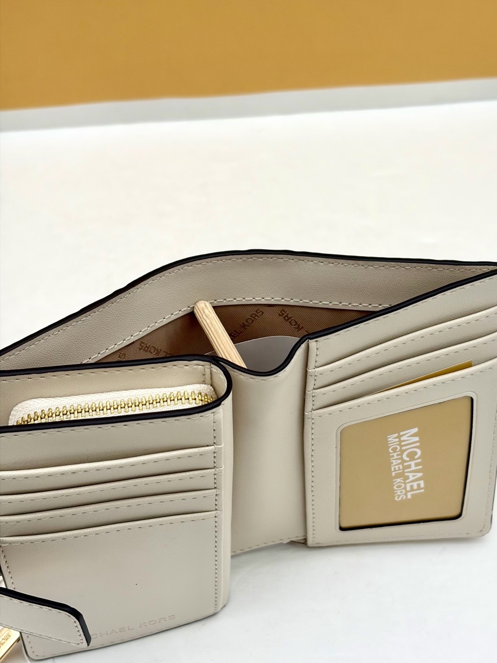 MICHAEL KORS Jet Set Travel Medium Logo Debossed Bifold Wallet - Picture 8 of 9